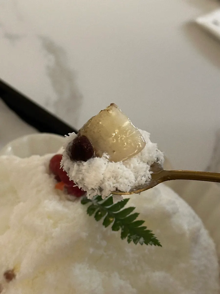 토마토 퓨레를 올린 눈꽃 빙수