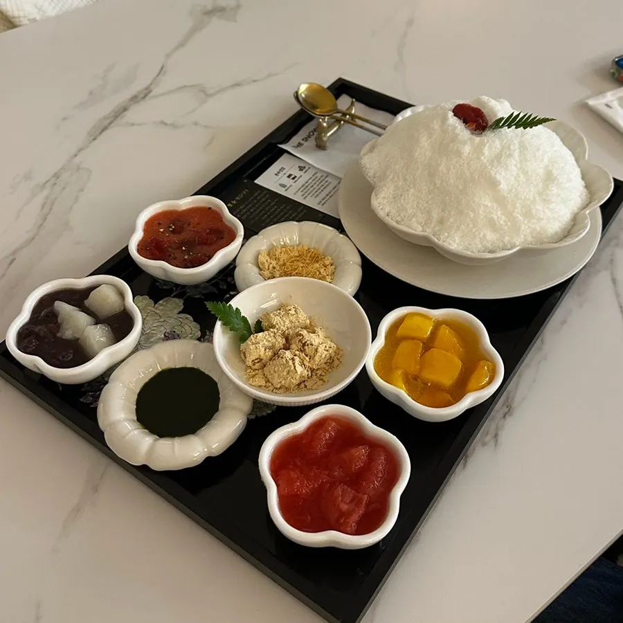 떡과 수제 저당 단팥을 올린 클래식 빙수