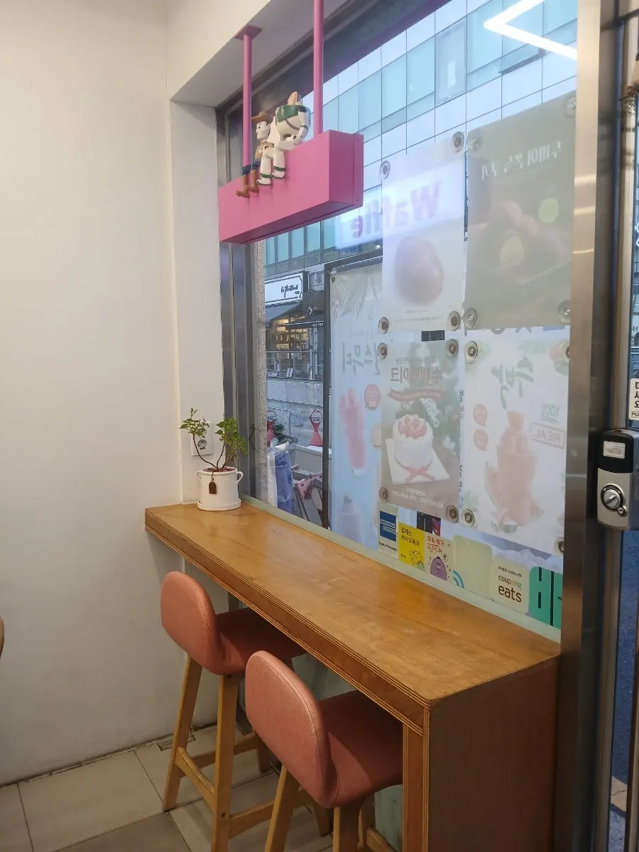 아기자기하게 꾸며진 더스위트리 입구