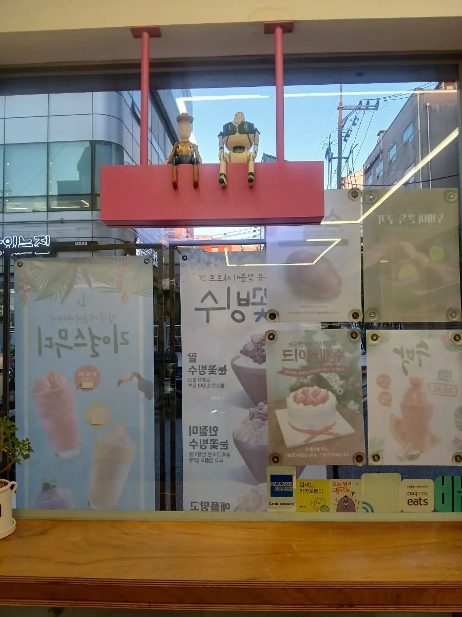 원목 테이블과 캐릭터 피규어가 있는 매장 내부