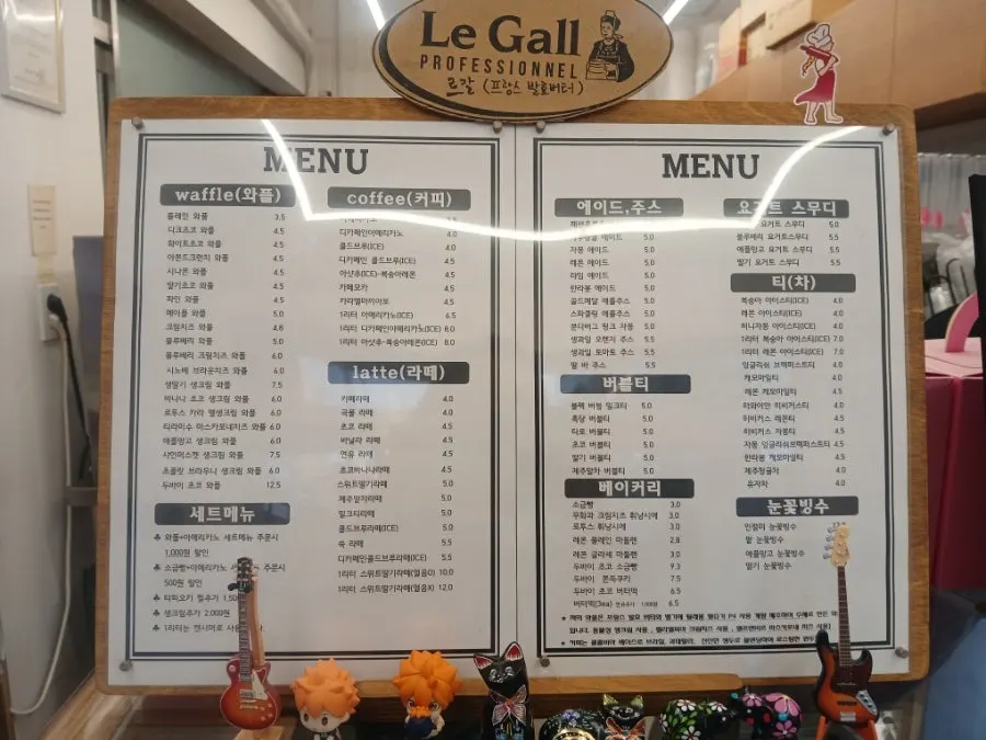 와플과 음료, 눈꽃빙수가 적힌 더스위트리 메뉴판