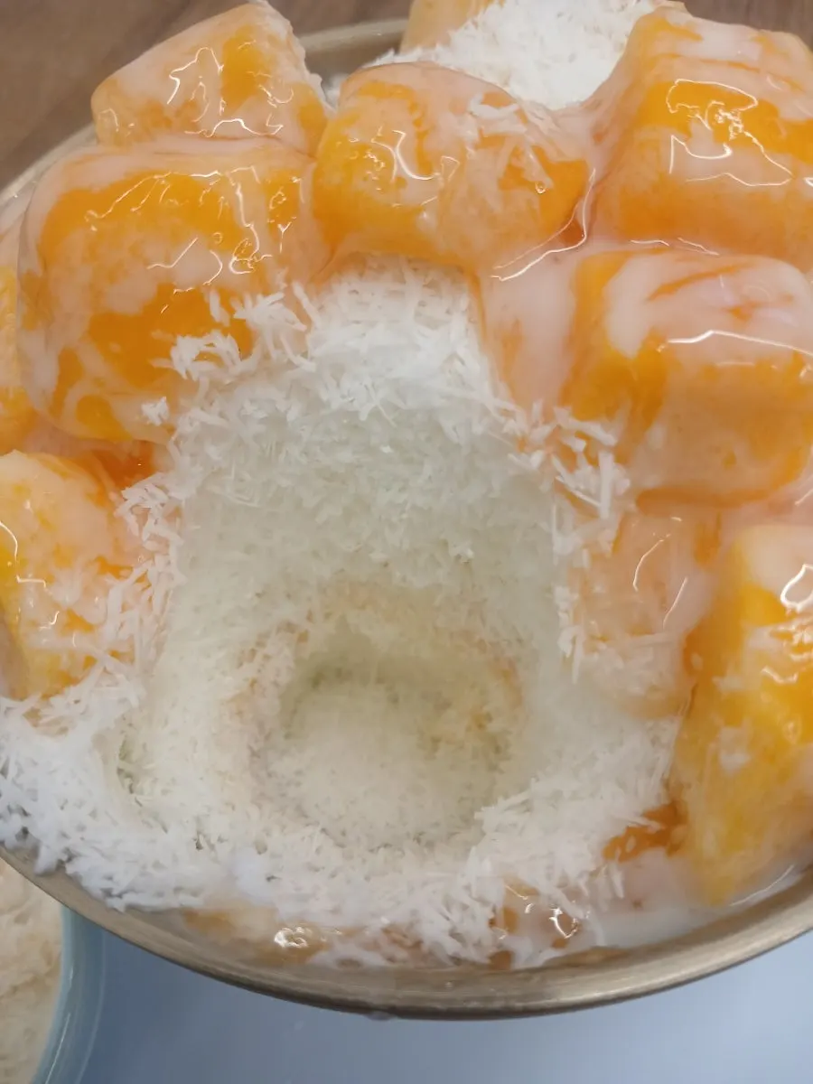 한 숟가락 떠낸 애플망고 눈꽃빙수 단면