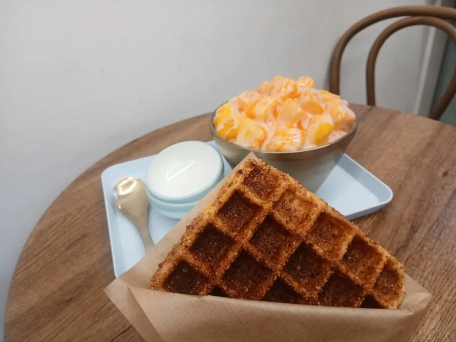 종이 포장재에 담겨 나온 아몬드 크런치 와플