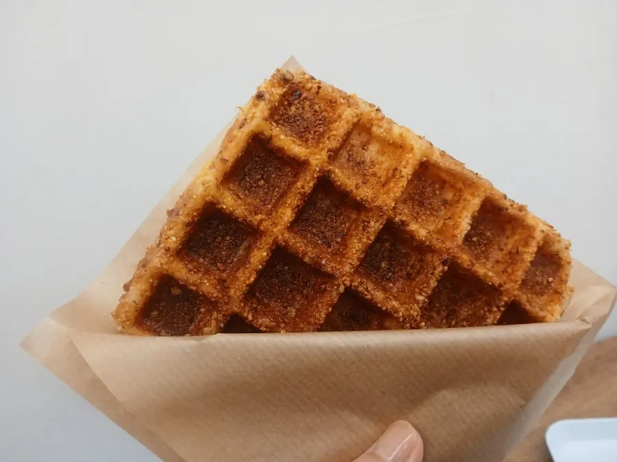 아몬드 분태와 시럽 토핑이 올라간 와플 격자