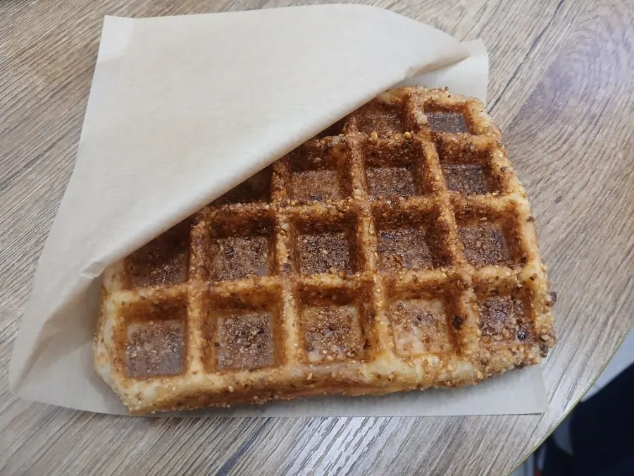 애플망고 눈꽃빙수와 아몬드 와플 함께 놓인 테이블