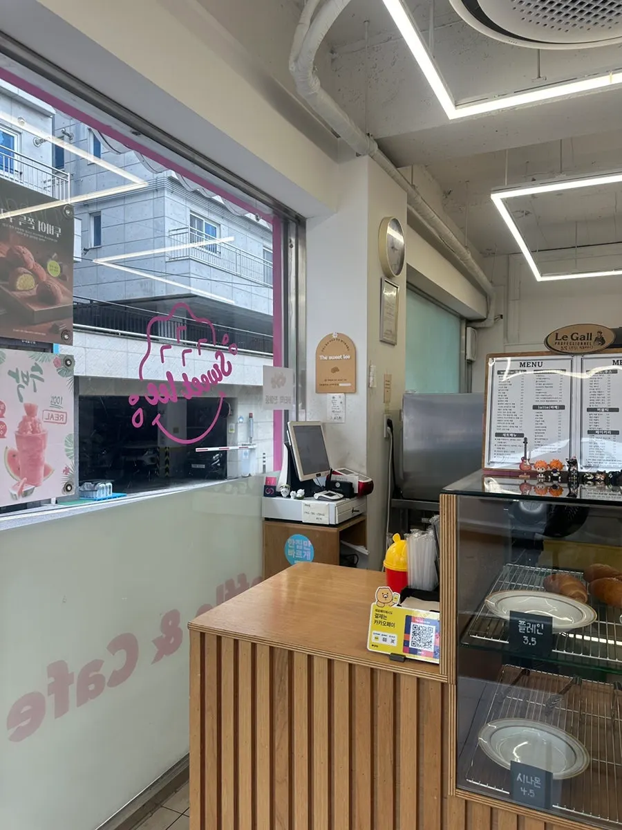입구에 걸린 와플과 빙수 배너
