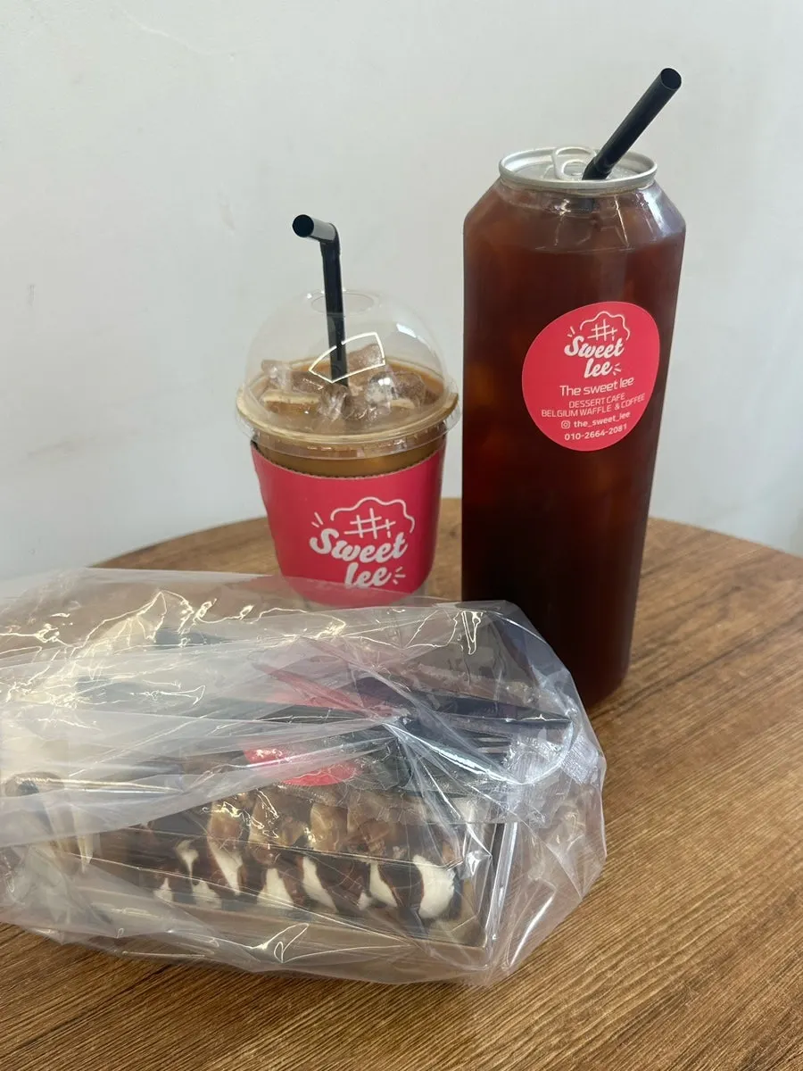 설탕 코팅 아몬드 토핑이 올라간 와플 단면