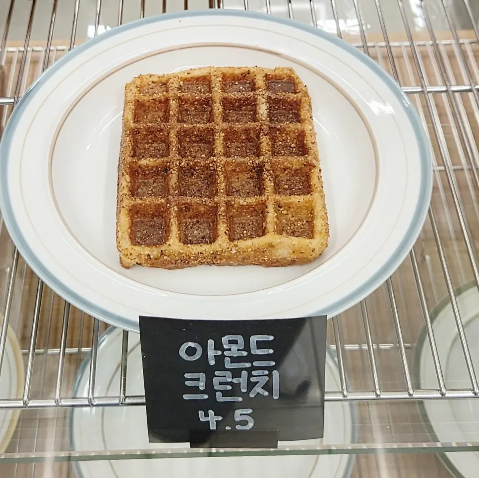 아기자기한 소품이 놓인 카페 내부