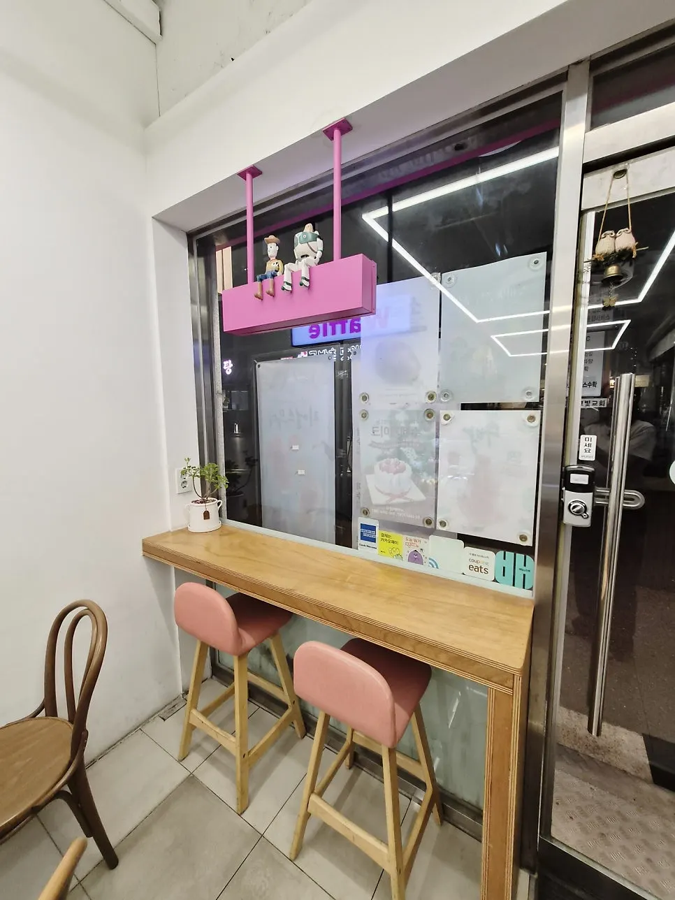 쇼케이스 속 디저트 메뉴