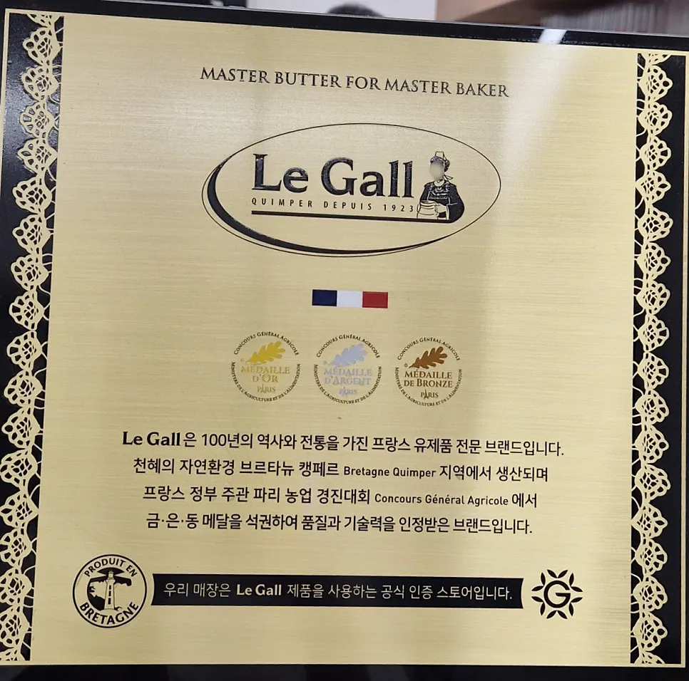 수제 와플과 커피를 함께 놓은 테이블