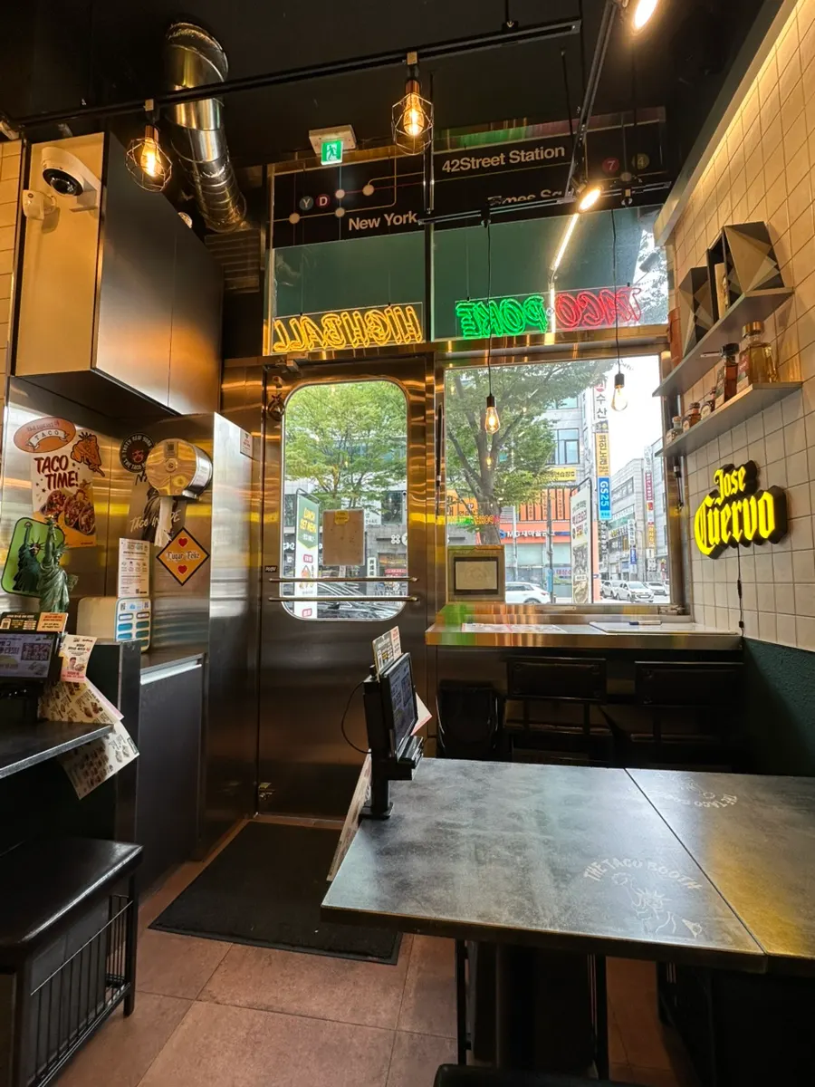 Corner of the restaurant decorated with Mexican props