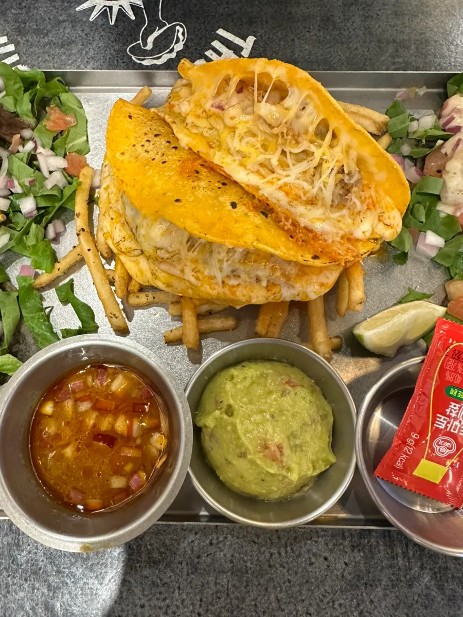 The two sauces served with the platter