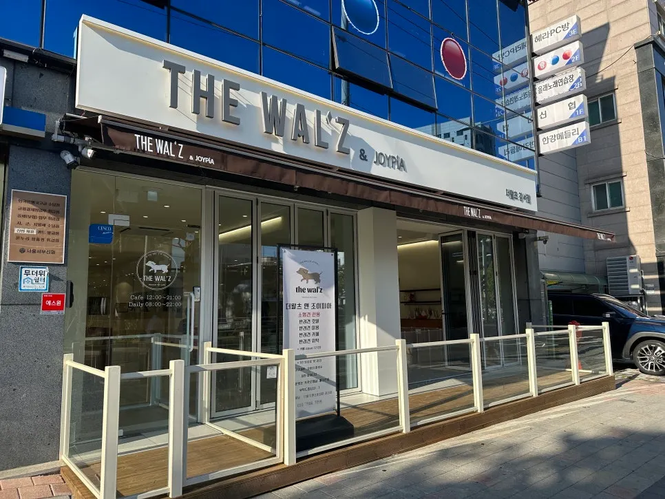 Wide shot of The Waltz & Joypia Gangseo cafe space