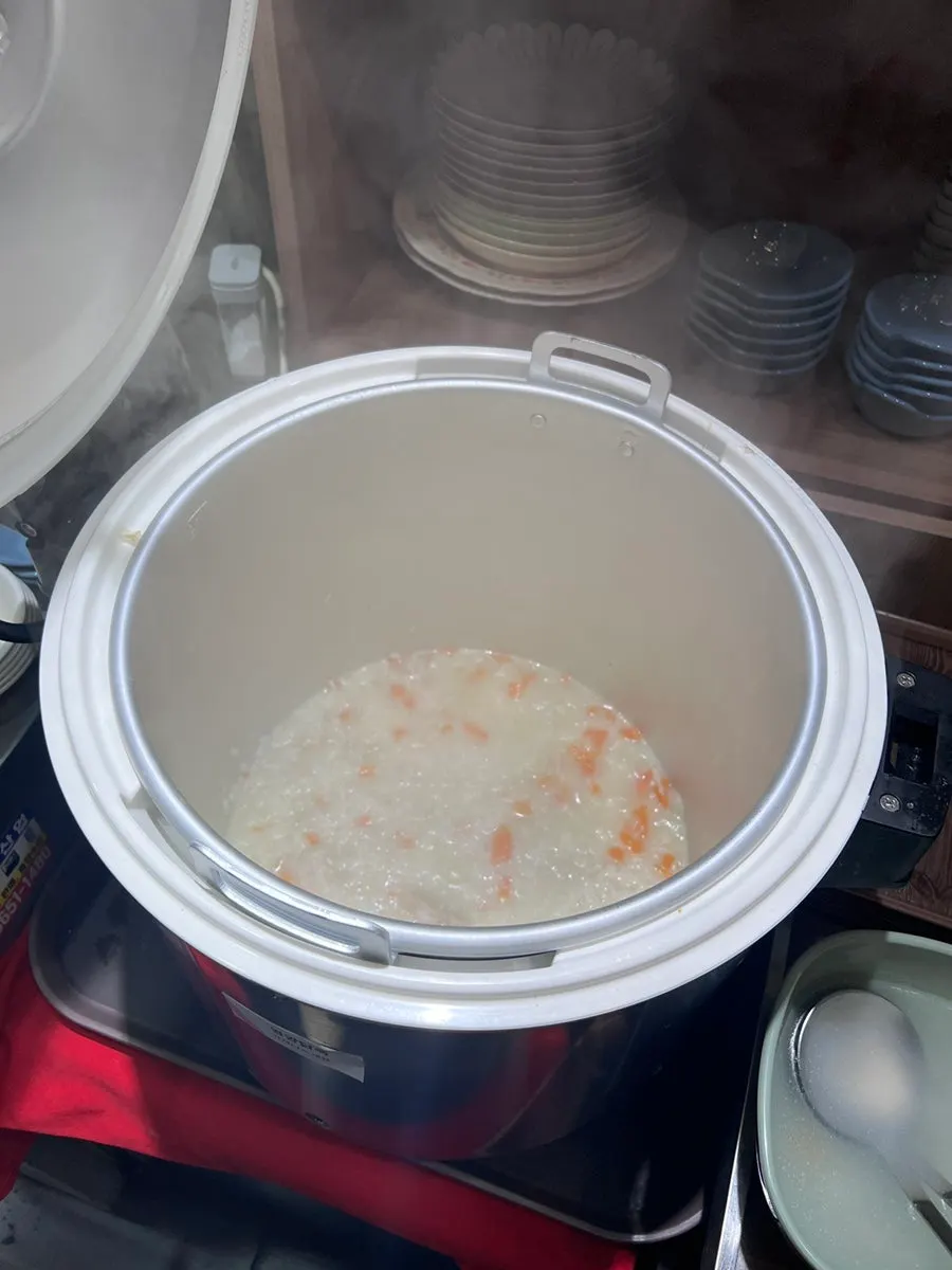 테이블에 차려진 더웍 기본 찬 세팅