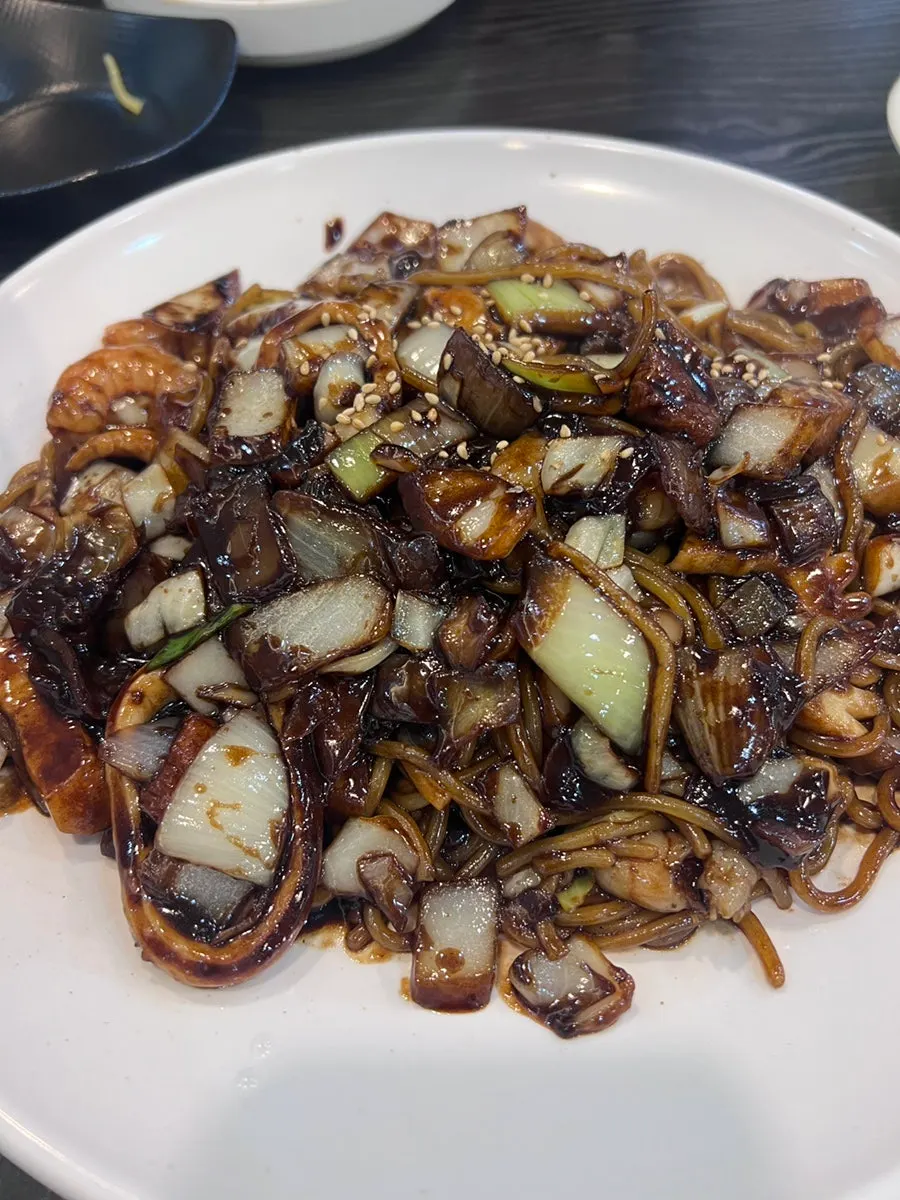 쟁반짜장과 짬뽕을 함께 차린 식사 마무리