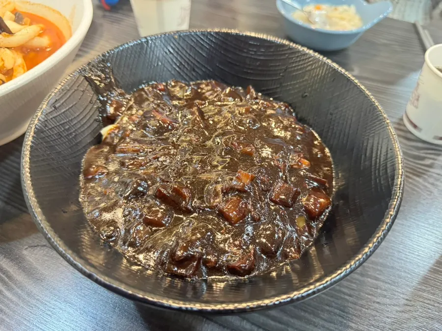 お肉が大きく入ったジャージャー麺
