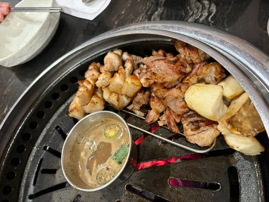 The grill neatly cleaned up by a staff member after cooking the black pork