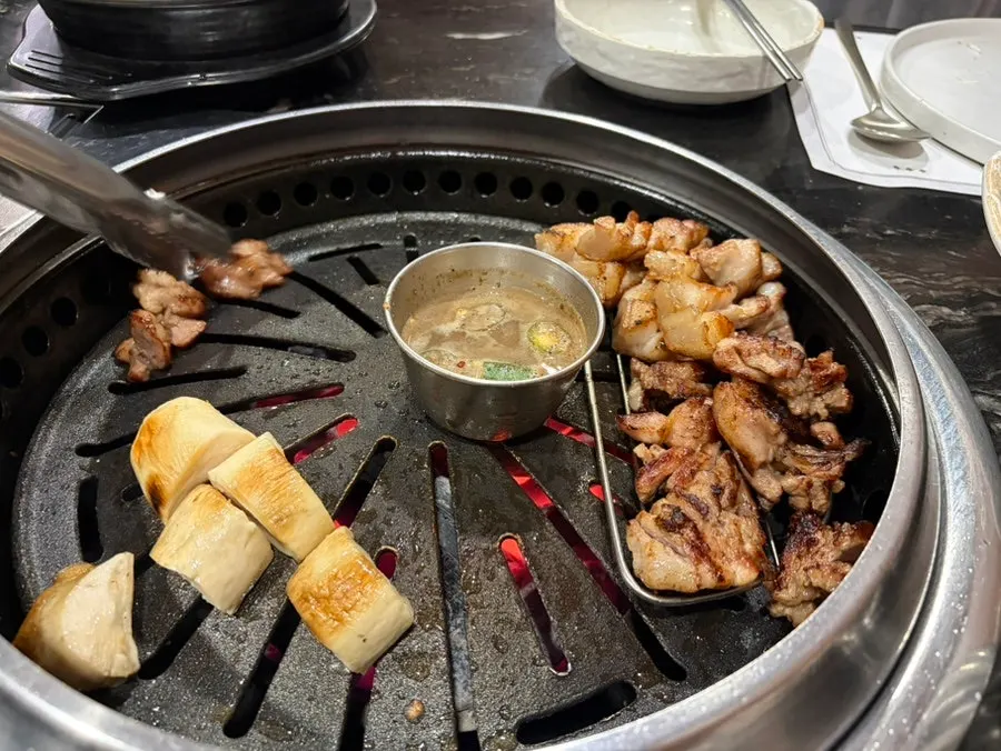 Black pork BBQ cut into bite-sized pieces and arranged neatly