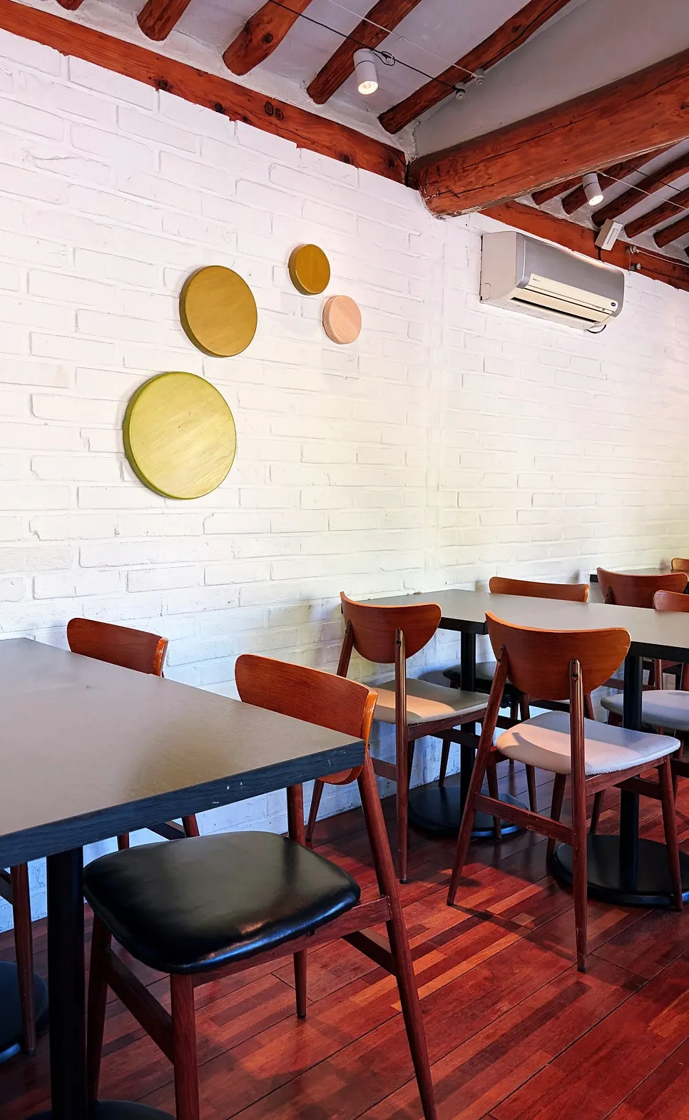 Second-floor seating at The Baum Gyeongbokgung Branch