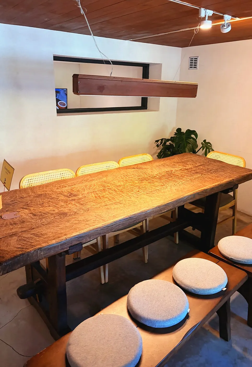 Store space with reservation-only group seating