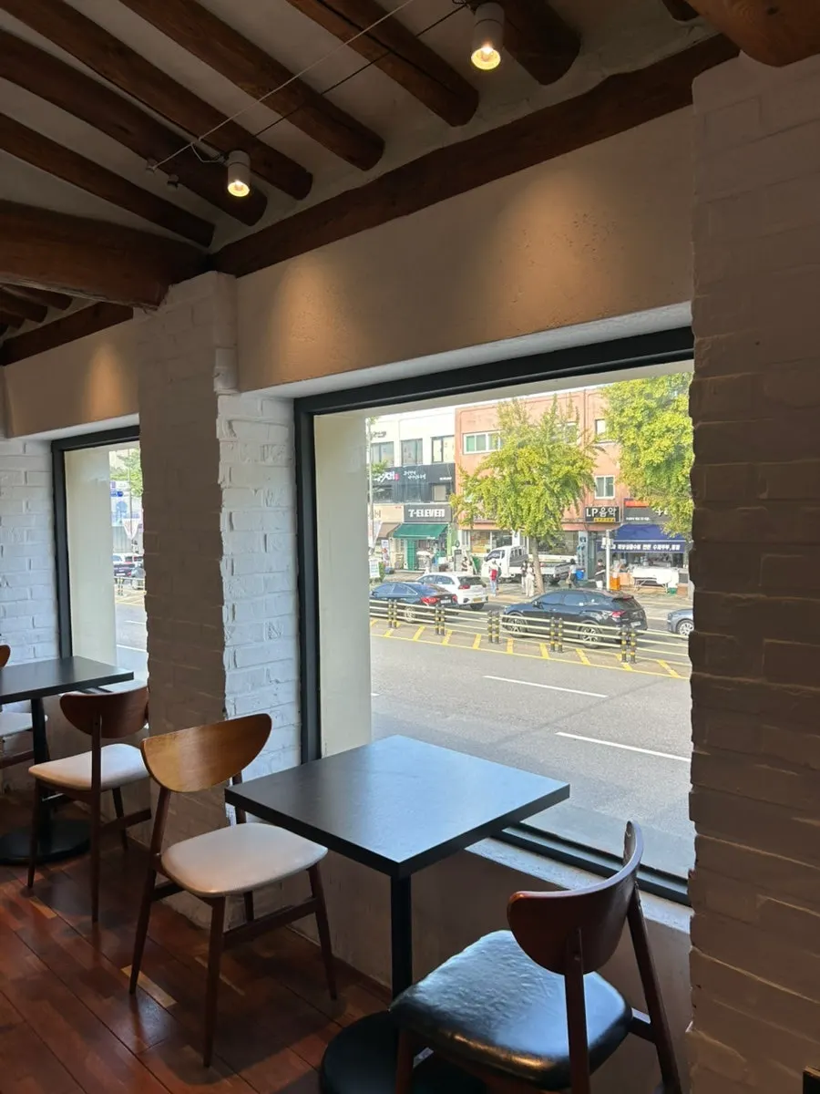 Comfortable café seating at The Baum Gyeongbokgung Branch