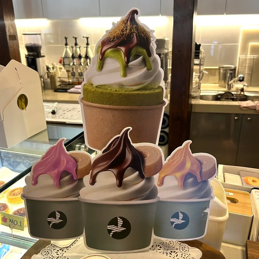 다양한 모양의 바움쿠헨 진열대
