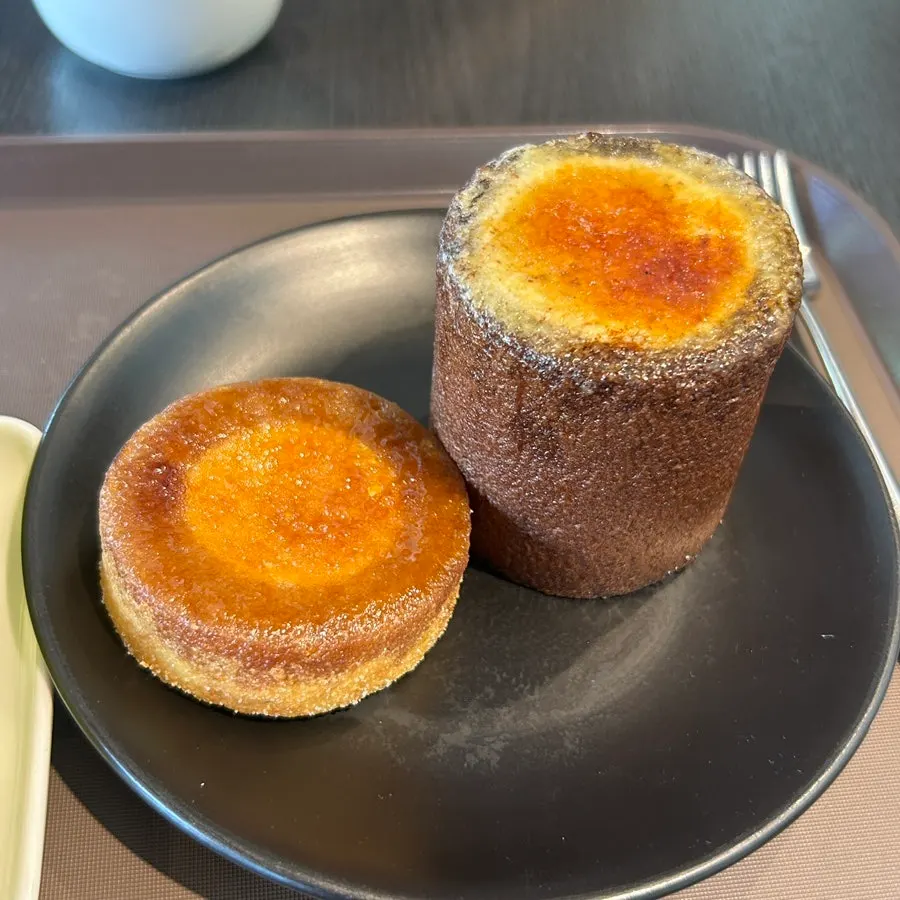 커피와 함께 놓인 바움쿠헨 디저트
