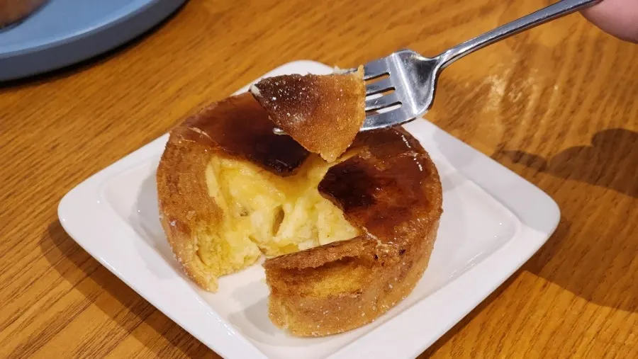 커스타드 바움의 설탕 코팅 표면