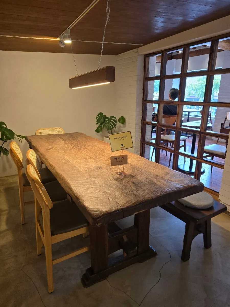 2nd-floor seating arranged beneath the hanok ceiling