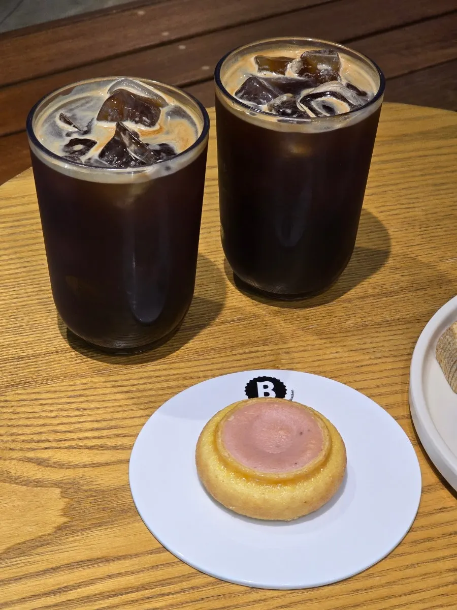 Table scene of enjoying dessert at The Baum Gyeongbokgung Branch