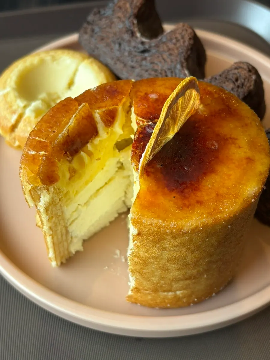 카라멜라이징된 윗면의 브륄레레몬바움