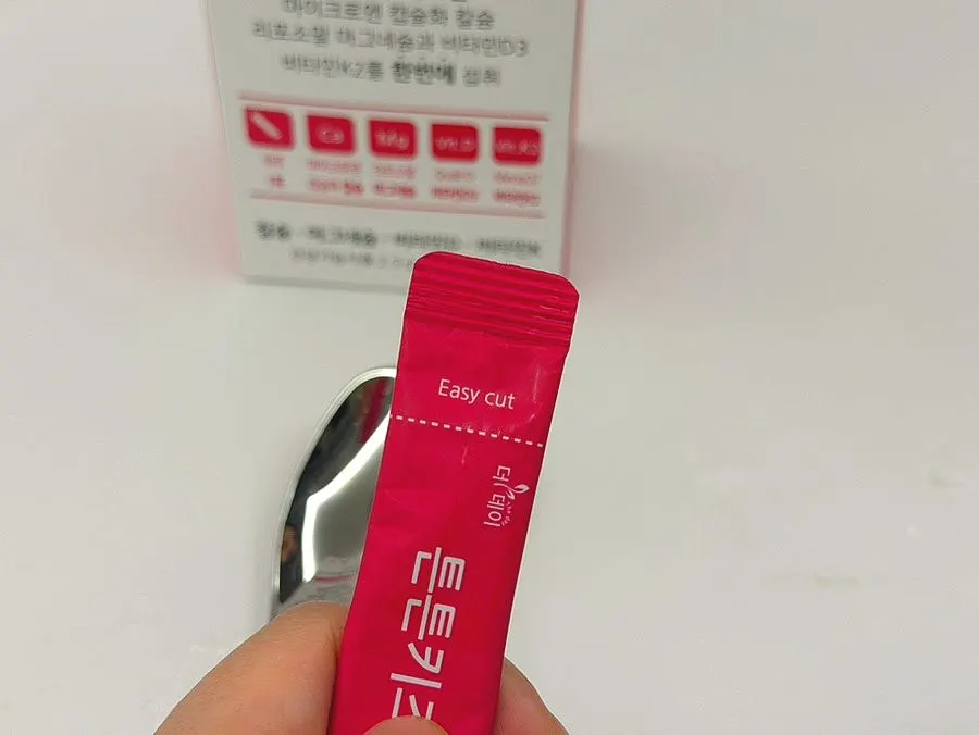 Strawberry-scented Tunteun Kids Cal-Mag-D powder