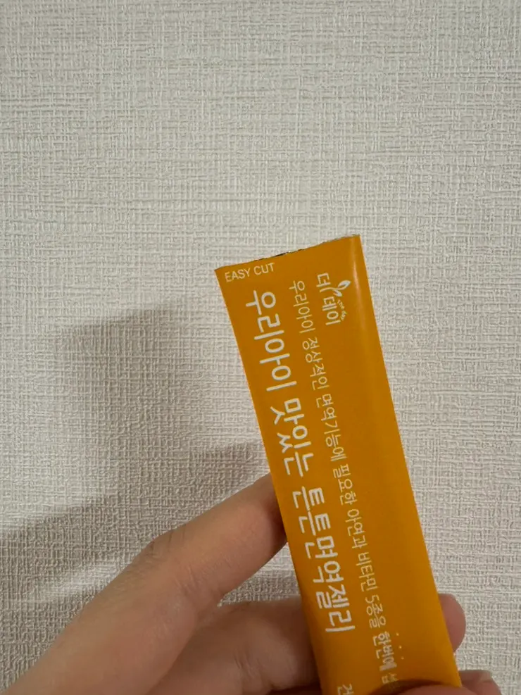 Mango jelly tasted before giving it to a child