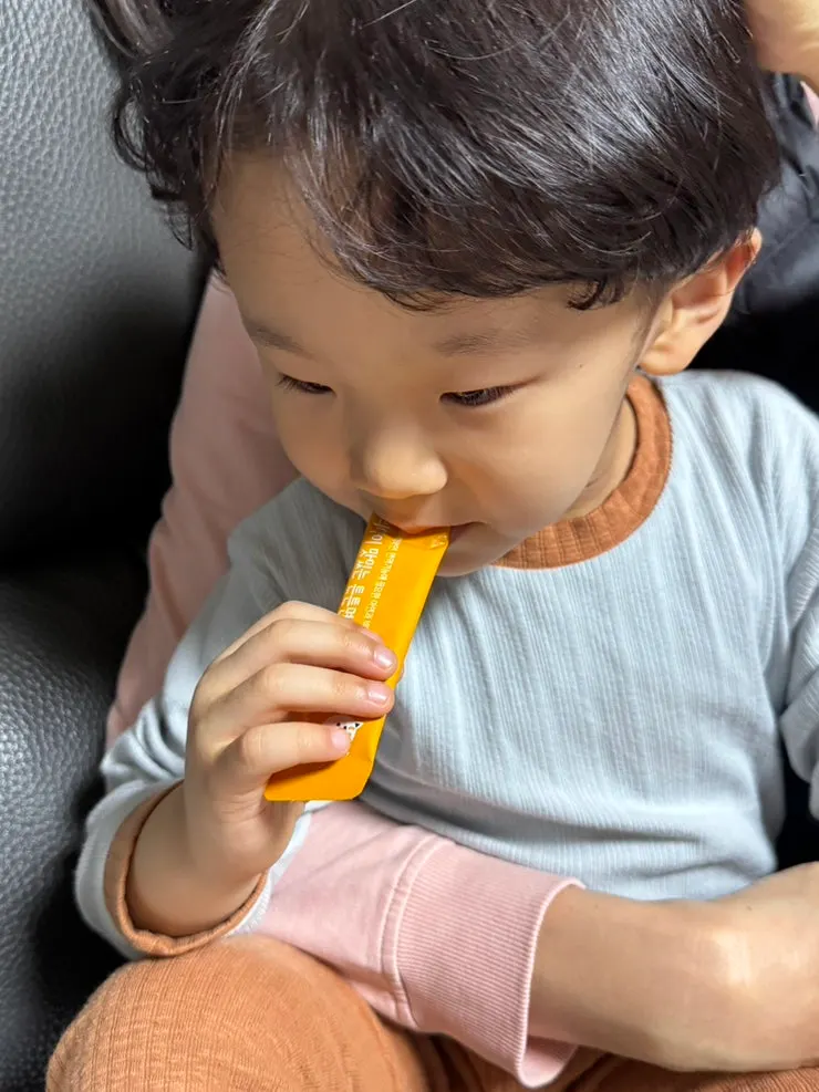 A child accepting mango-flavored Tunteun Immunity Jelly