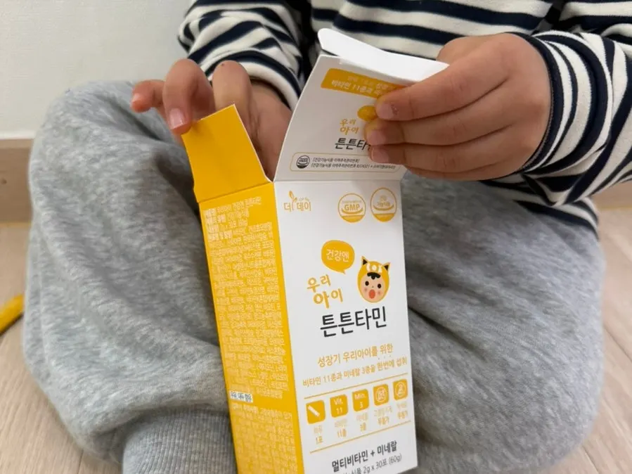 A child happily eating mango-flavored Tunteuntamin