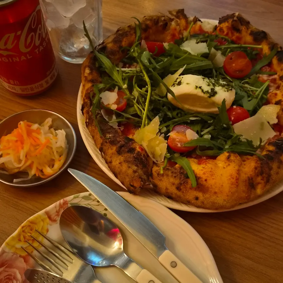 The ordered arugula burrata pizza and cola