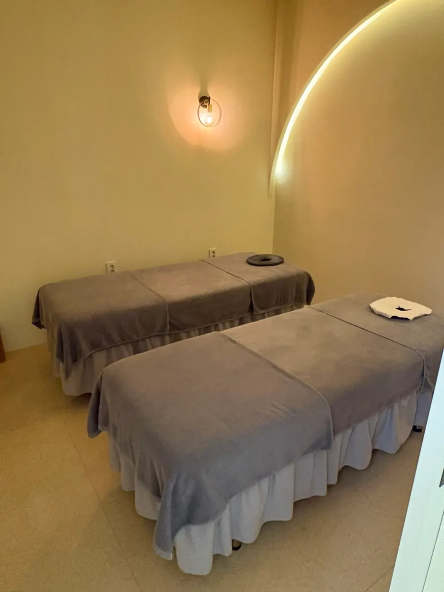 Treatment room during the final stage of the massage
