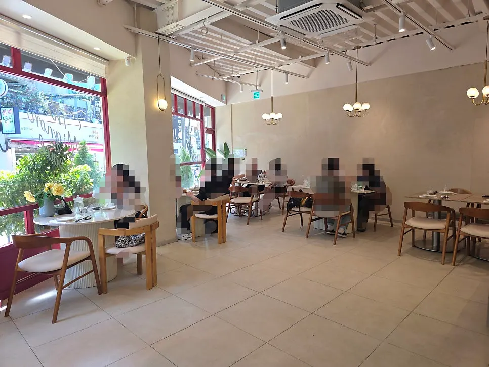 氣氛溫暖的The Mignon Seoul一樓內部