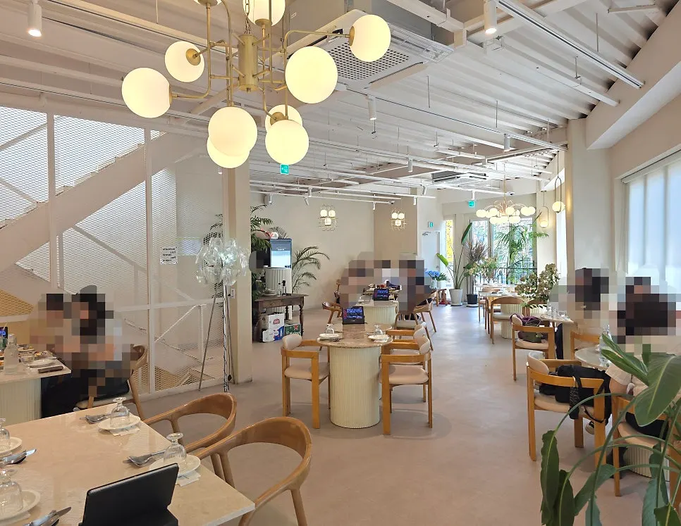 桌距寬敞的The Mignon Seoul座位