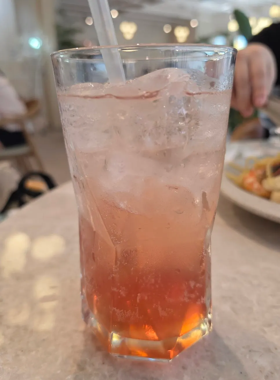 搭配冰淇淋一起享用的法式吐司一口