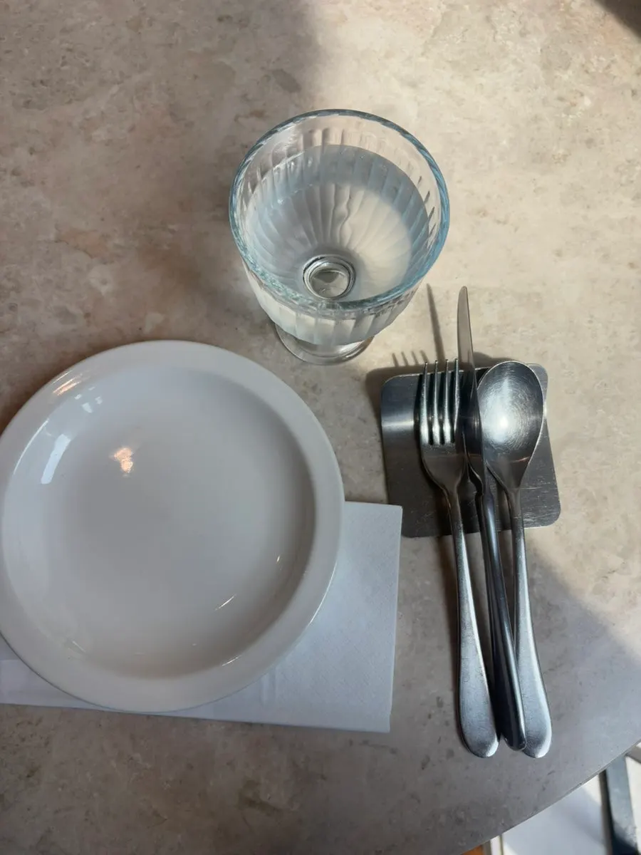 태블릿 주문기와 수저, 앞접시가 놓인 테이블