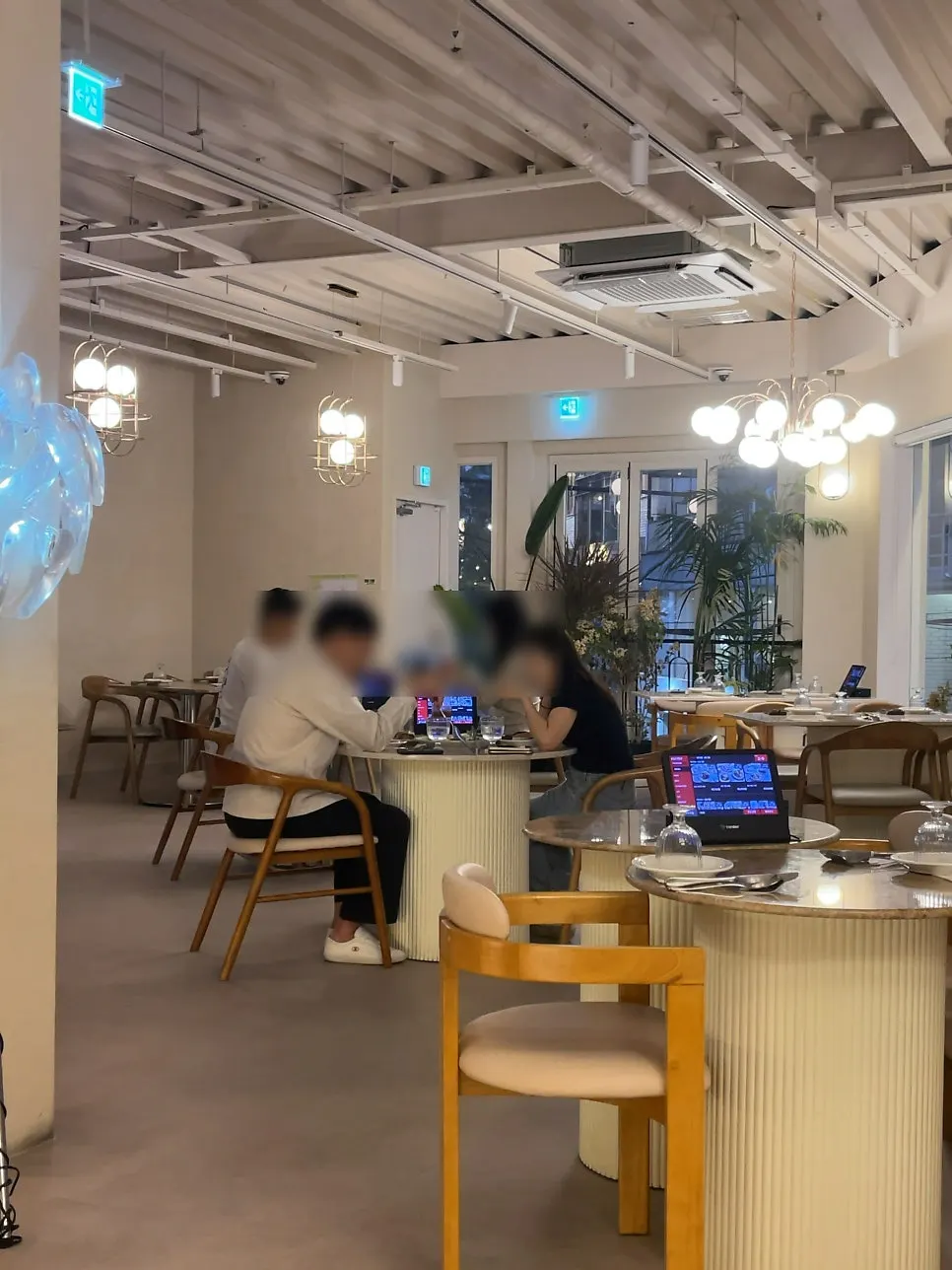 Spaced-out table seating at The Mignon Seoul