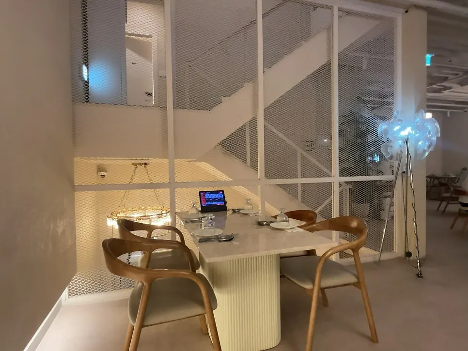 Dining hall at The Mignon Seoul suited for both dates and gatherings