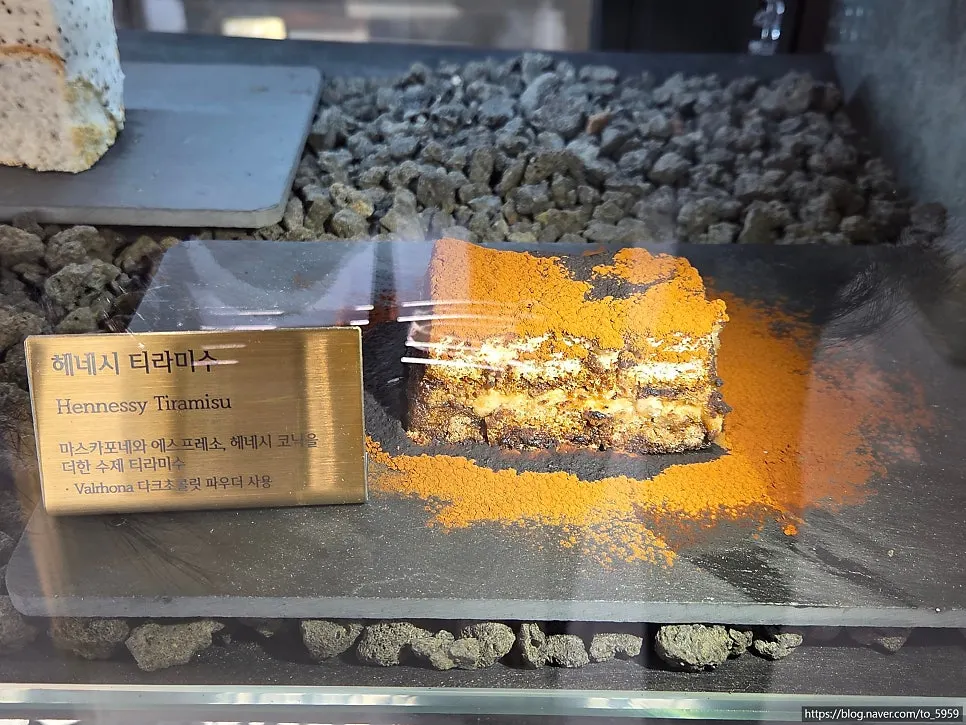 마들렌과 휘낭시에가 놓인 디저트 진열대