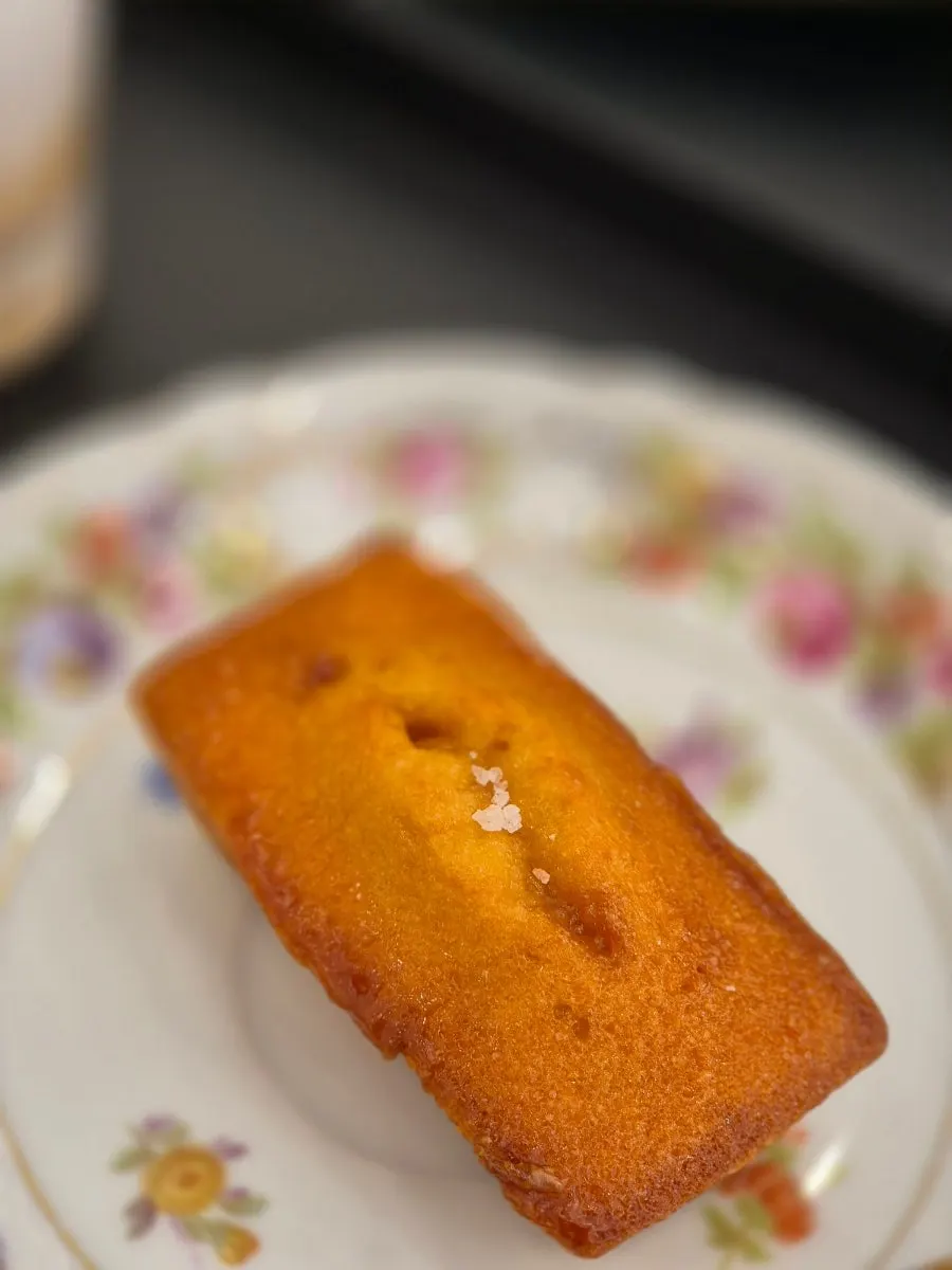 빈티지 찻잔 같은 그릇에 담긴 솔티 카라멜 휘낭시에