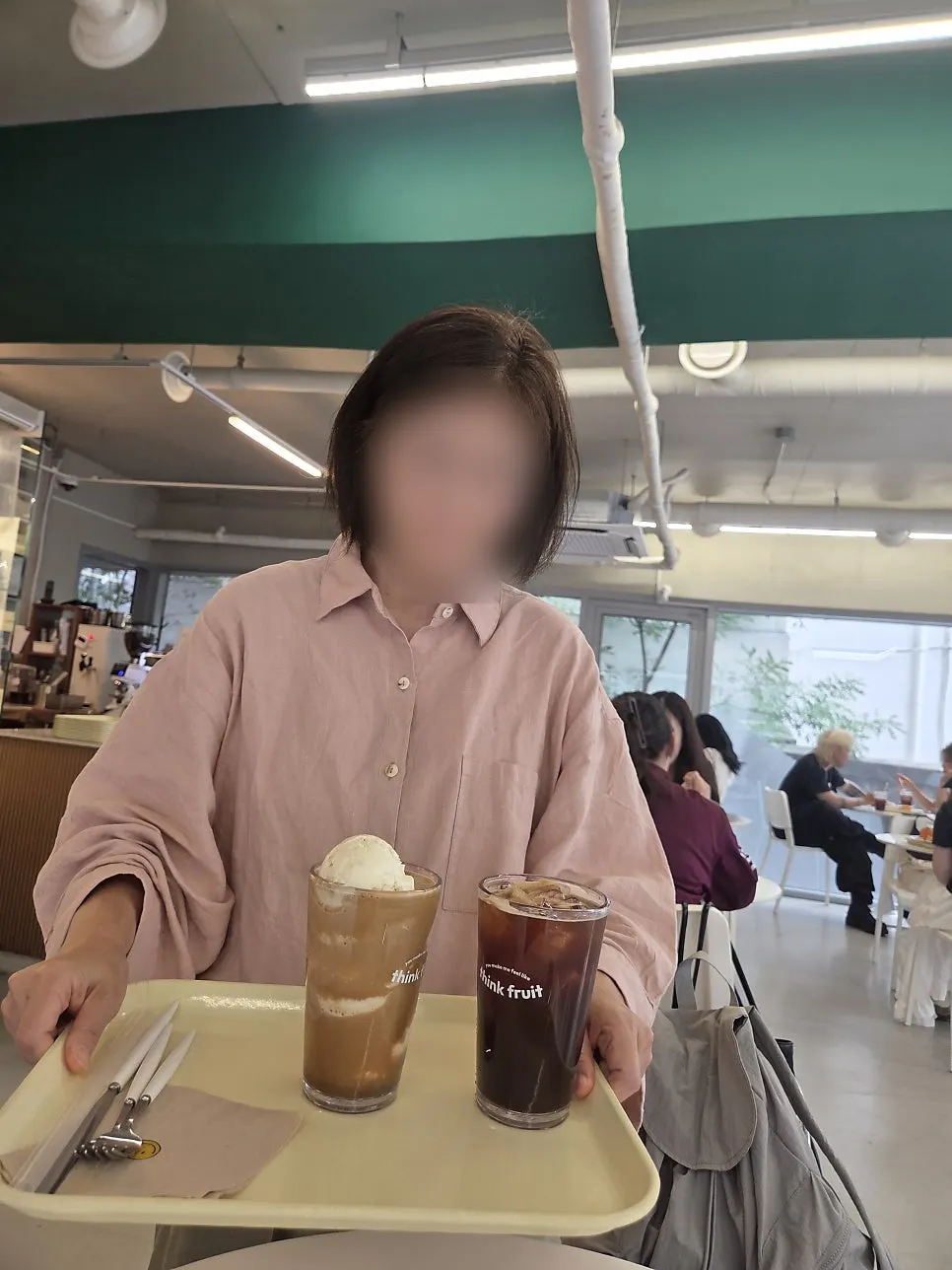 테이블에 놓인 아이스 아메리카노와 커피 슬러시