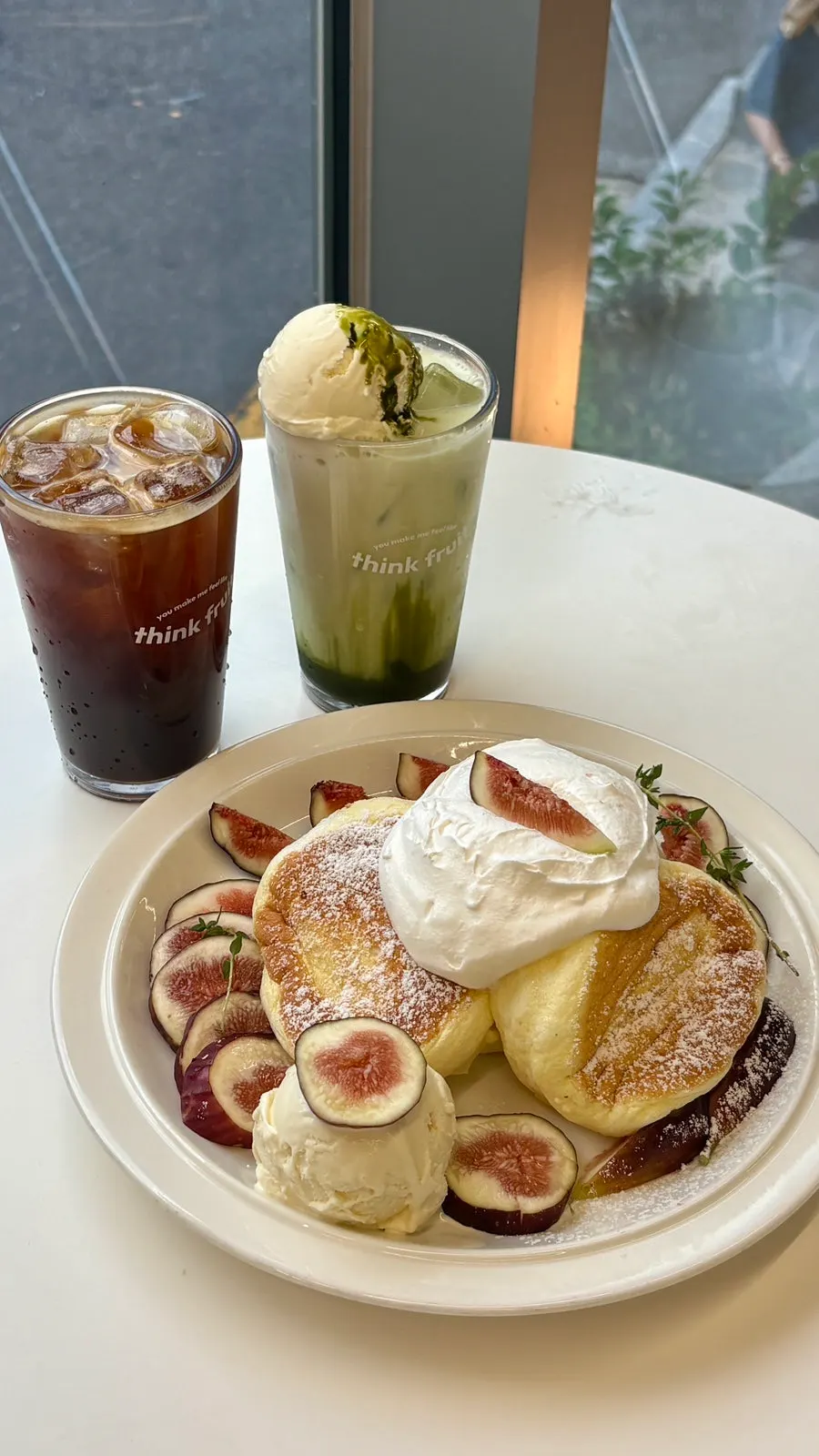 Table with fig soufflé and two drinks