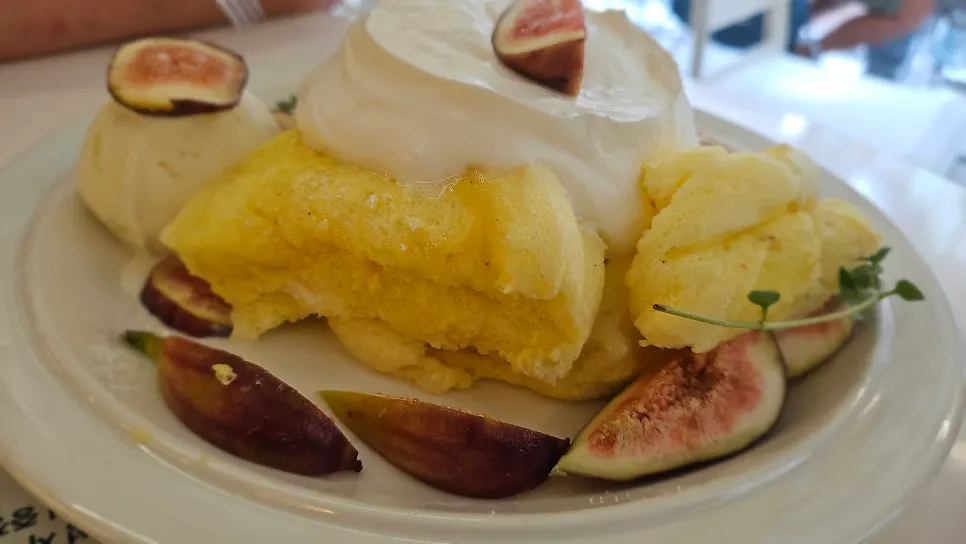 The fig soufflé and drinks arranged together on the table