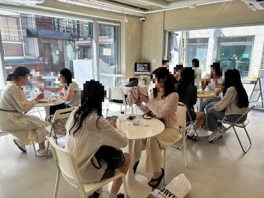 심플한 테이블과 배관이 드러난 천장