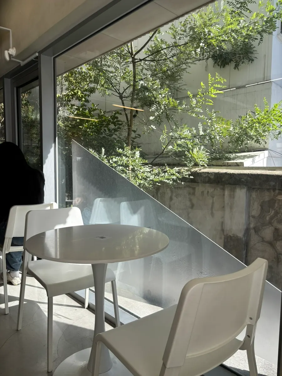 통창 옆에 놓인 테이블과 의자